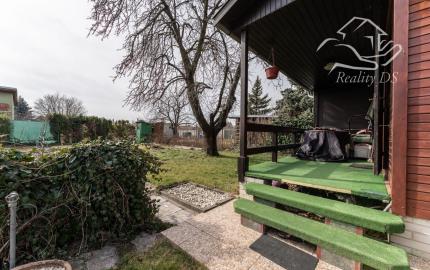 PREDANÁ - RealityDS - Predaj rekreačného pozemku 400 m2 s letnou drevenou chatkou !!!, 65990,- € Dobrohošť