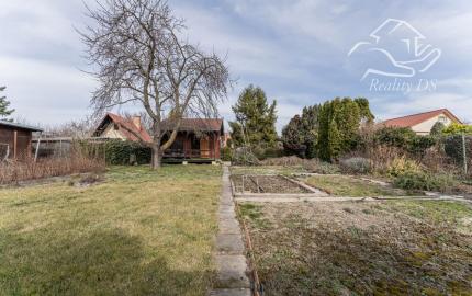 PREDANÁ - RealityDS - Predaj rekreačného pozemku 400 m2 s letnou drevenou chatkou !!!, 65990,- € Dobrohošť