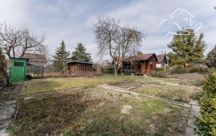 PREDANÁ - RealityDS - Predaj rekreačného pozemku 400 m2 s letnou drevenou chatkou !!!, 65990,- € Dobrohošť