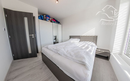 RealityDS - Štýlový 2-izbový byt v Košútoch s balkónom – ideálny na investíciu alebo prvé bývanie na PREDAJ