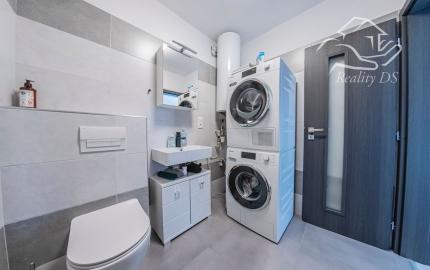 RealityDS - Štýlový 2-izbový byt v Košútoch s balkónom – ideálny na investíciu alebo prvé bývanie na PREDAJ