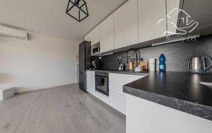 RealityDS - Štýlový 2-izbový byt v Košútoch s balkónom – ideálny na investíciu alebo prvé bývanie na PREDAJ