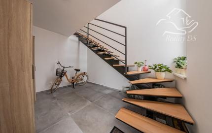 RealityDS - Štýlový 2-izbový byt v Košútoch s balkónom – ideálny na investíciu alebo prvé bývanie na PREDAJ