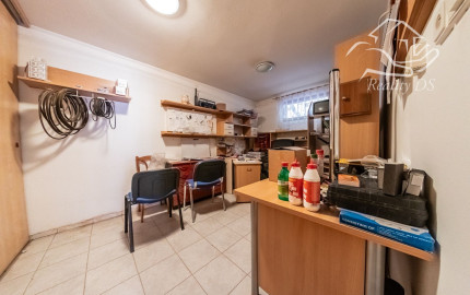 RealityDS - Prenájom/ Predaj - zabehnutá stolárska dieľňa, vs. Skladový areál, s 1641 m2 pozemkom v OV, Gabčíkovo