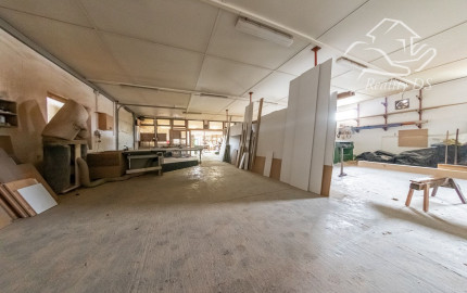 RealityDS - Prenájom/ Predaj - zabehnutá stolárska dieľňa, vs. Skladový areál, s 1641 m2 pozemkom v OV, Gabčíkovo