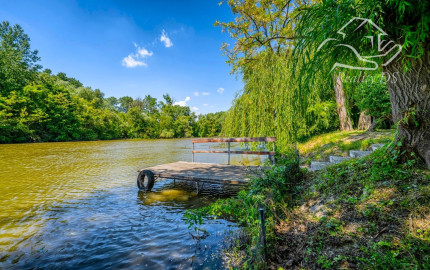 RealityDS - PREDAJ - pozemok s rekreačnou chatou priamo pri vode v Potônskych Lúkach!