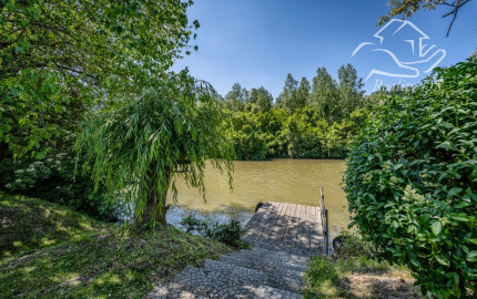 RealityDS - PREDAJ - pozemok s rekreačnou chatou priamo pri vode v Potônskych Lúkach!