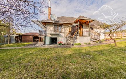 REZERVOVANÁ - RealityDS - Predaj kompletne zariadenej, podpivničenej rekreačnej chaty, prístreškom pre auto, altánkom, drevárničkou, grilom, so 6,88á pozemkom v OV, Gabčíkovo VEĽKÁ ZĽAVA !!!