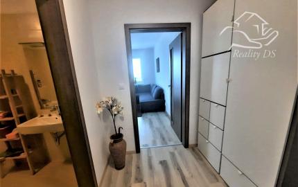RealityDS - Prenájom 1 izbového bytu s balkónom v novostavbe tehlového bytového domu, Platan