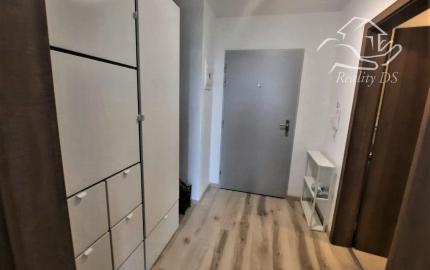 RealityDS - Prenájom 1 izbového bytu s balkónom v novostavbe tehlového bytového domu, Platan