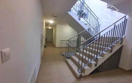 RealityDS - Prenájom 1 izbového bytu s balkónom v novostavbe tehlového bytového domu, Platan