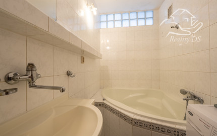 RealityDS – predaj priestranného 3 izb. bytu, 74 m2, Mestský Majer