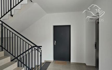 RealityDS - Prenájom nového, kompletne zariadeného 2-izb. bytu s loggiou, 50,15 m2 + 1 park.miesto, Pažitná ulica