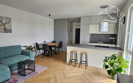 RealityDS - Prenájom nového, kompletne zariadeného 2-izb. bytu s loggiou, 50,15 m2 + 1 park.miesto, Pažitná ulica