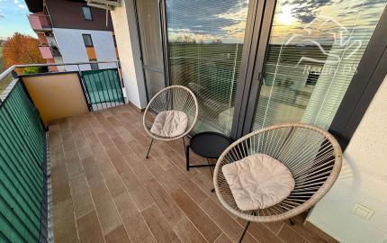 RealityDS - Prenájom 2-izb., kompletne zariadeného bytu v novostavbe,  42m2, internet +  balkón 8m2 + dve parkovacie miesta