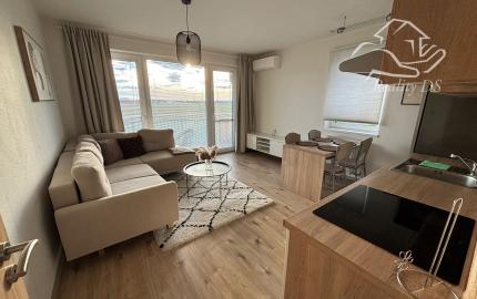 RealityDS - Prenájom 2-izb., kompletne zariadeného bytu v novostavbe,  42m2, internet +  balkón 8m2 + dve parkovacie miesta