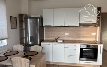 RealityDS - Prenájom 2-izb., kompletne zariadeného bytu v novostavbe,  42m2, internet +  balkón 8m2 + dve parkovacie miesta