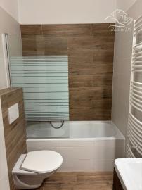 RealityDS - Prenájom 2-izb., kompletne zariadeného bytu v novostavbe,  42m2, internet +  balkón 8m2 + dve parkovacie miesta