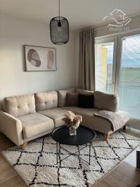 RealityDS - Prenájom 2-izb., kompletne zariadeného bytu v novostavbe,  42m2, internet +  balkón 8m2 + dve parkovacie miesta