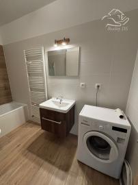 RealityDS - Prenájom 2-izb., kompletne zariadeného bytu v novostavbe,  42m2, internet +  balkón 8m2 + dve parkovacie miesta