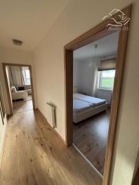 RealityDS - Prenájom 2-izb., kompletne zariadeného bytu v novostavbe,  42m2, internet +  balkón 8m2 + dve parkovacie miesta