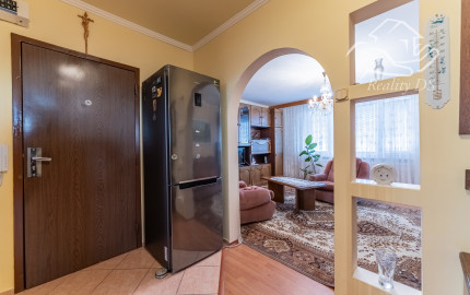 RealityDS  - Predaj kompletne zariadeného 3 izb. bytu so zasklenou loggiou,  70 m2, Hlavná ulica