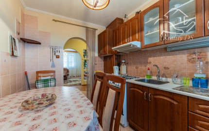 RealityDS  - Predaj kompletne zariadeného 3 izb. bytu so zasklenou loggiou,  70 m2, Hlavná ulica