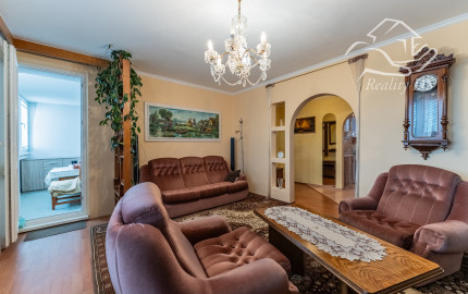 RealityDS  - Predaj kompletne zariadeného 3 izb. bytu so zasklenou loggiou,  70 m2, Hlavná ulica