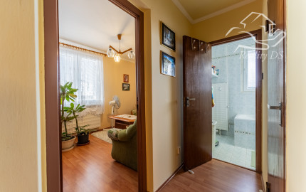 RealityDS  - Predaj kompletne zariadeného 3 izb. bytu so zasklenou loggiou,  70 m2, Hlavná ulica