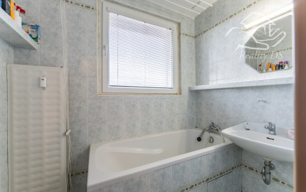 RealityDS  - Predaj kompletne zariadeného 3 izb. bytu so zasklenou loggiou,  70 m2, Hlavná ulica
