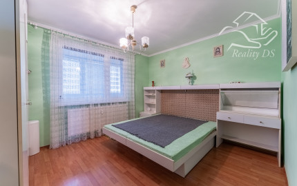 RealityDS  - Predaj kompletne zariadeného 3 izb. bytu so zasklenou loggiou,  70 m2, Hlavná ulica