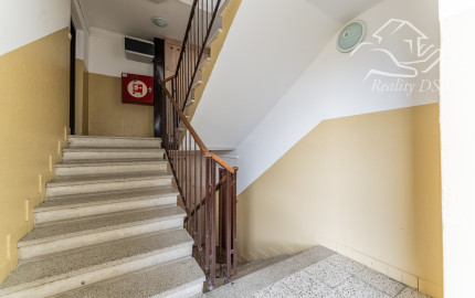 RealityDS  - Predaj kompletne zariadeného 3 izb. bytu so zasklenou loggiou,  70 m2, Hlavná ulica