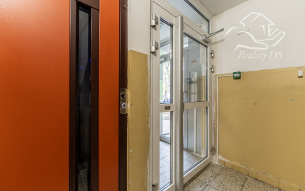 RealityDS  - Predaj kompletne zariadeného 3 izb. bytu so zasklenou loggiou,  70 m2, Hlavná ulica