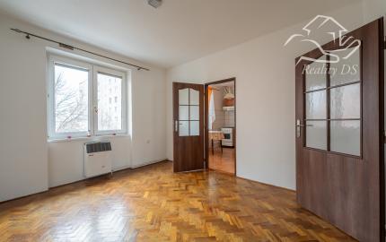RealityDS - PREDAJ 2 izbového bytu s KRBOM - Školská, Šamorín