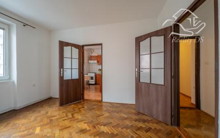 RealityDS - PREDAJ 2 izbového bytu s KRBOM - Školská, Šamorín