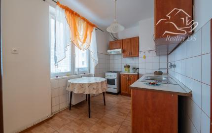 RealityDS - PREDAJ 2 izbového bytu s KRBOM - Školská, Šamorín