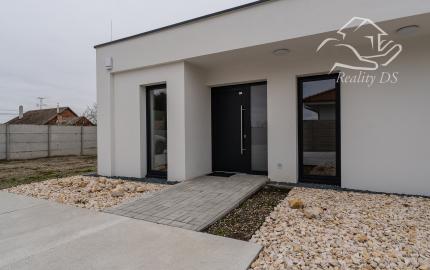 RealityDS - Predaj modernej,  nízkoenergetickej novostavby v súkromnej ulici, Veľké Blahovo