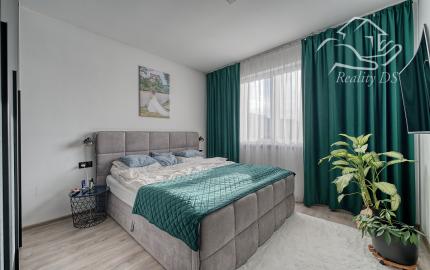 RealityDS – PREDAJ nadštandardnej 4-izbovej novostavby s bazénom a letnou kuchyňou, Orechová Potôň