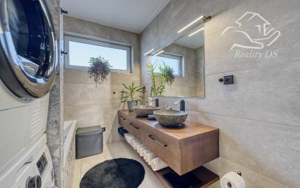 RealityDS – PREDAJ nadštandardnej 4-izbovej novostavby s bazénom a letnou kuchyňou, Orechová Potôň