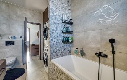 RealityDS – PREDAJ nadštandardnej 4-izbovej novostavby s bazénom a letnou kuchyňou, Orechová Potôň