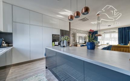 RealityDS – PREDAJ nadštandardnej 4-izbovej novostavby s bazénom a letnou kuchyňou, Orechová Potôň