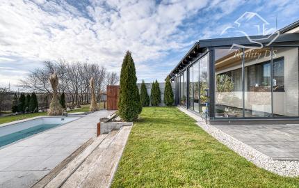 RealityDS – PREDAJ nadštandardnej 4-izbovej novostavby s bazénom a letnou kuchyňou, Orechová Potôň