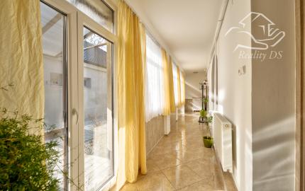 RealityDS – PREDAJ: Nadštandardný  4 izbový rodinný dom s wellnessom, bazénom a kompletným zariadením – Dolný Štál