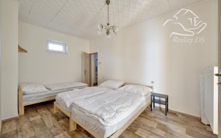 RealityDS – PREDAJ: Nadštandardný  4 izbový rodinný dom s wellnessom, bazénom a kompletným zariadením – Dolný Štál