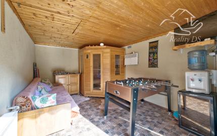 RealityDS – PREDAJ: Nadštandardný  4 izbový rodinný dom s wellnessom, bazénom a kompletným zariadením – Dolný Štál