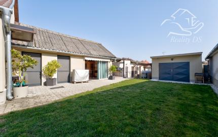 RealityDS – PREDAJ: Nadštandardný  4 izbový rodinný dom s wellnessom, bazénom a kompletným zariadením – Dolný Štál