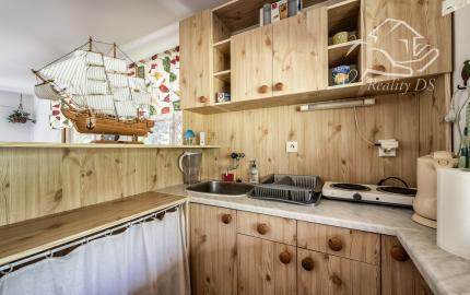 RealityDS - PREDAJ - pozemok s rekreačnou chatou priamo pri vode v Potônskych Lúkach!