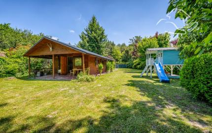 RealityDS - PREDAJ - pozemok s rekreačnou chatou priamo pri vode v Potônskych Lúkach!