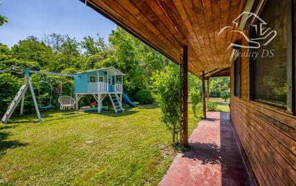 RealityDS - PREDAJ - pozemok s rekreačnou chatou priamo pri vode v Potônskych Lúkach!