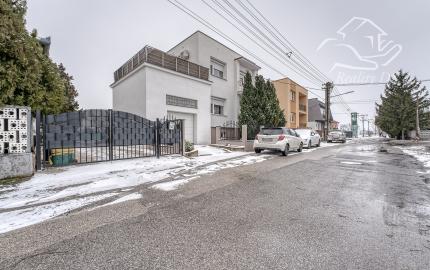 RealityDS - PREDAJ Veľkorysého 5-izbového rodinného domu po kompletnej rekonštrukcii: Váš nový domov vo Vydranoch